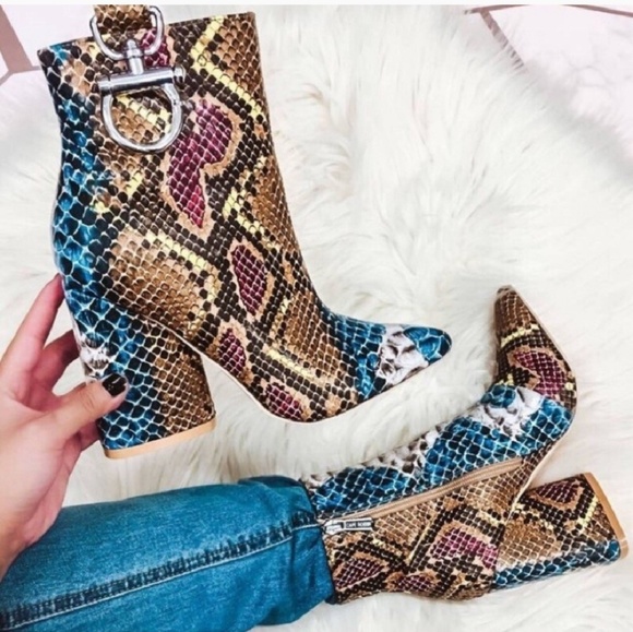 Shoes - 🎉HP🎉 Size 6 pointed toe snake print booties